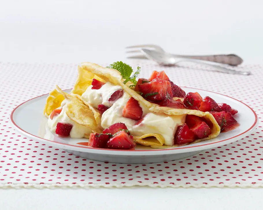 Mandel-Crêpes mit marinierten Erdbeeren und Vanillecreme Rezept Mandel-Crêpes mit marinierten Erdbeeren und Vanillecreme Rezept