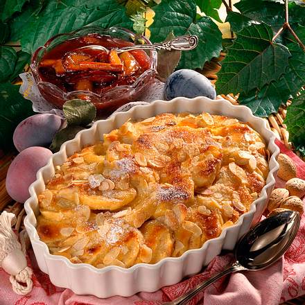 Mandel-Grieß-Klöße mit Pflaumen-Kompott Rezept Mandel-Grieß-Klöße mit Pflaumen-Kompott Rezept