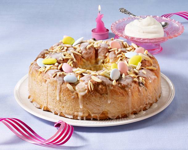 Mandel-Hefekranz mit Blüten Rezept Mandel-Hefekranz mit Blüten Rezept