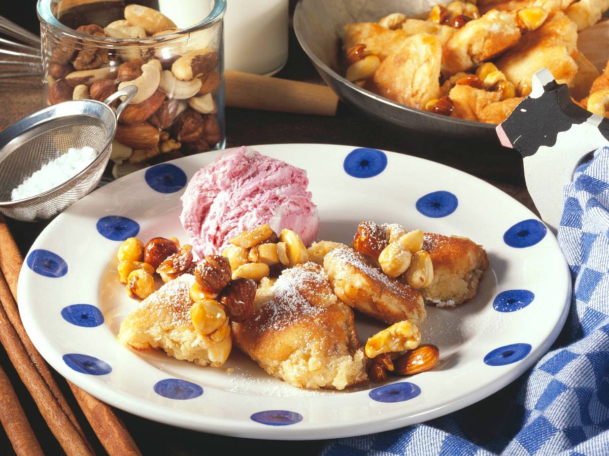 Mandel-Kaiserschmarren mit karamellisierten Nüssen und Kirsch-Sahne-Eis Rezept