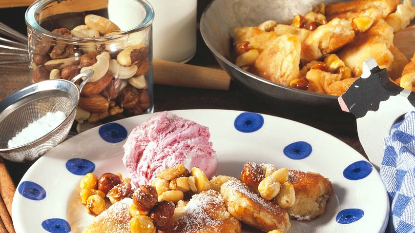 Mandel-Kaiserschmarren mit karamellisierten Nüssen und Kirsch-Sahne-Eis Rezept - Foto: Först, Thomas