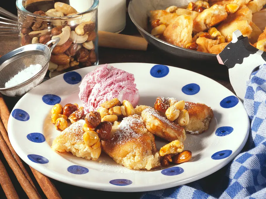 Mandel-Kaiserschmarren mit karamellisierten Nüssen und Kirsch-Sahne-Eis Rezept Mandel-Kaiserschmarren mit karamellisierten Nüssen und Kirsch-Sahne-Eis Rezept