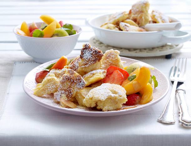 Mandel-Kaiserschmarrn mit Obstsalat Rezept