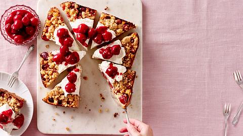 Mandel-Kirsch-Kuchen mit Quarkfüllung Rezept - Foto: House of Food / Bauer Food Experts KG