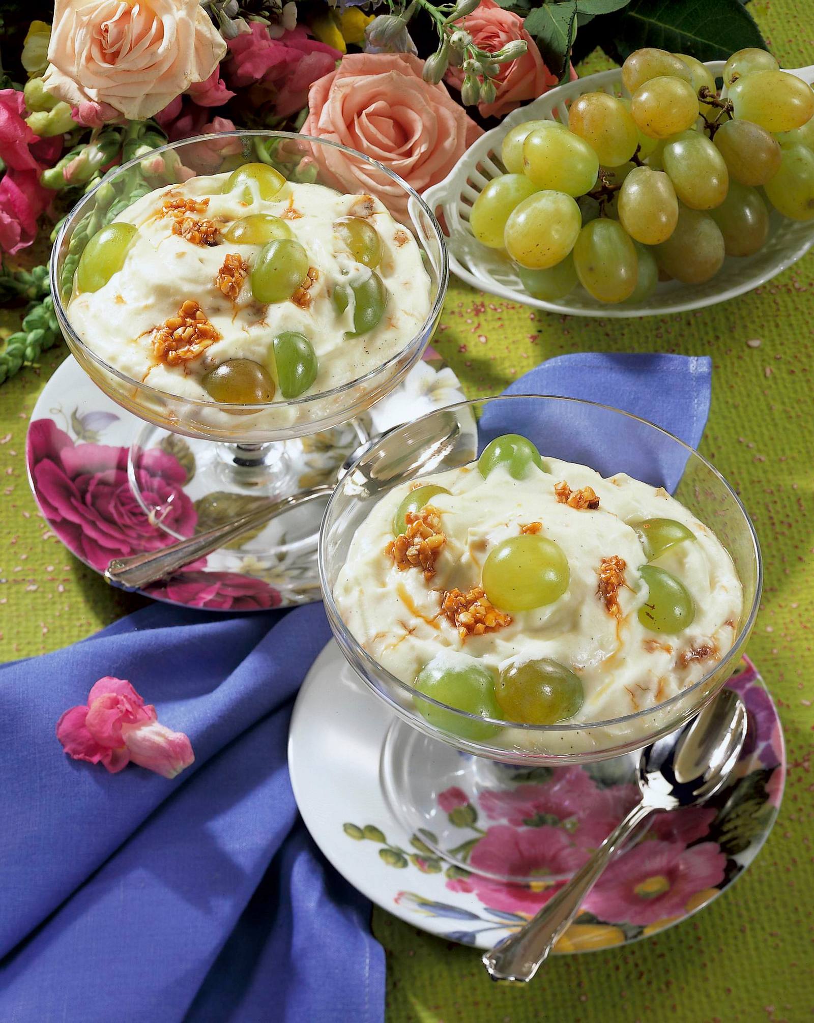 Mandel-Krokant-Creme mit Trauben Rezept | LECKER