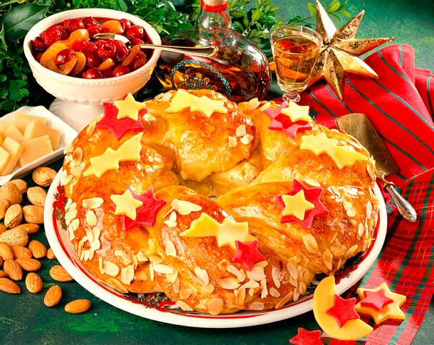 Mandel-Marzipankranz mit Rumtopffrüchten Rezept Mandel-Marzipankranz mit Rumtopffrüchten Rezept
