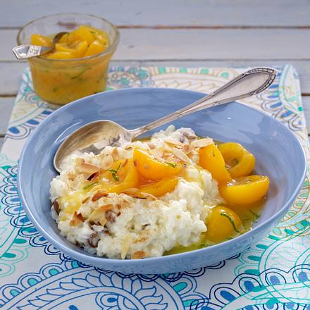 Mandel-Milchreis mit Rosinen und Zimt zu Aprikosen-Kompott Rezept Mandel-Milchreis mit Rosinen und Zimt zu Aprikosen-Kompott Rezept