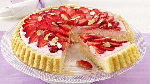 Mandel-Obstboden mit Erdbeeren Rezept - Foto: House of Food / Bauer Food Experts KG