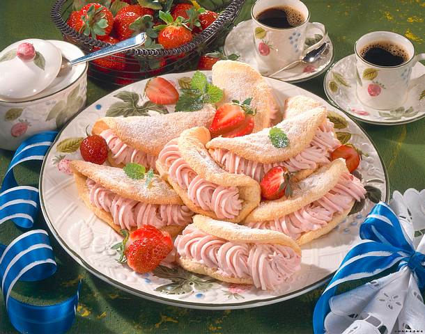 Mandel-Omelettes mit Erdbeer-Sahne Rezept Mandel-Omelettes mit Erdbeer-Sahne Rezept