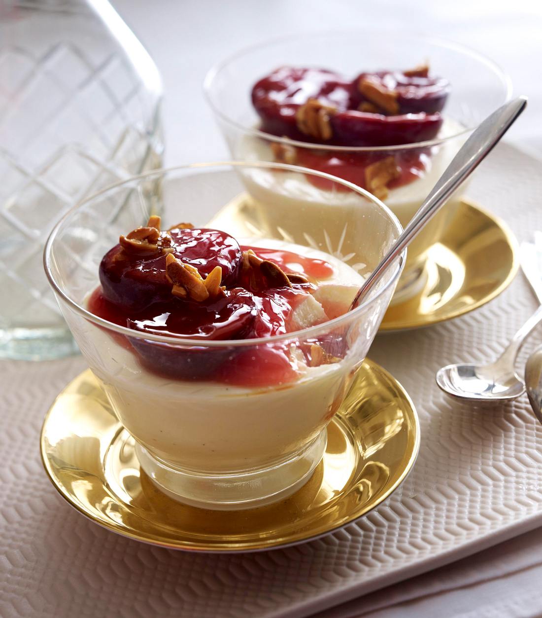 Mandel-Panna-cotta mit Zimtpflaumen Rezept Mandel-Panna-cotta mit Zimtpflaumen Rezept