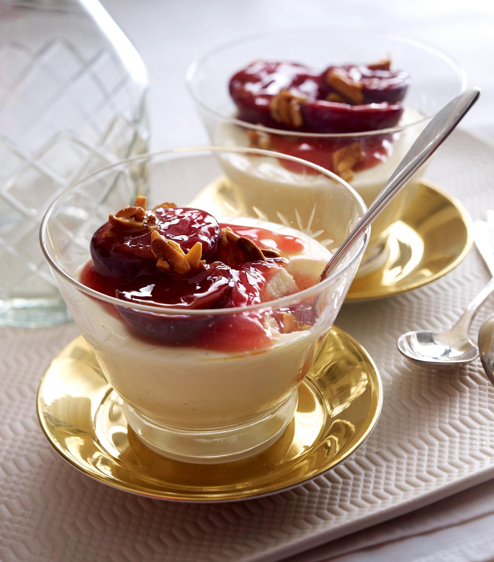 Mandel-Panna-cotta mit Zimtpflaumen Rezept | LECKER