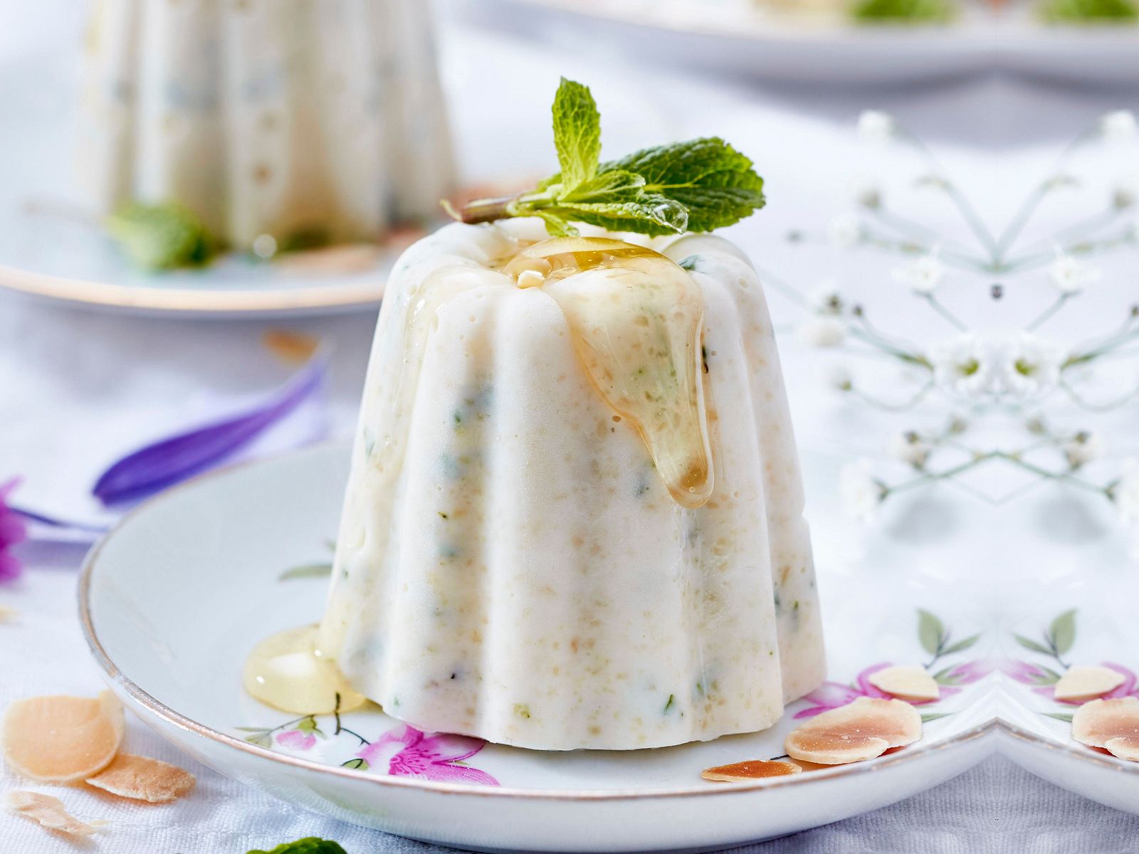 Mandel-Pannacotta mit Honig-Zapfen Rezept | LECKER