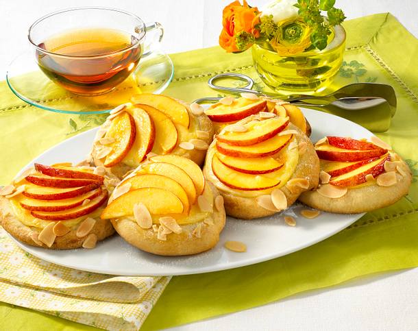 Mandel-Puddingschnecken mit Nektarinen Rezept