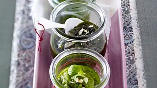 Mandel-Rauke-Minz-Pesto Rezept - Foto: LECKER @ Bauer Media Group Mandel-Rauke-Minz-Pesto Rezept - Foto: LECKER @ Bauer Media Group