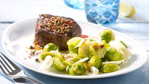 Mandel-Rosenkohl zu Pfeffersteak Rezept - Foto: House of Food / Bauer Food Experts KG