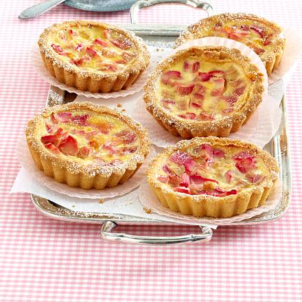 Mandel-Tarteletts mit Rhabarber Rezept Mandel-Tarteletts mit Rhabarber Rezept