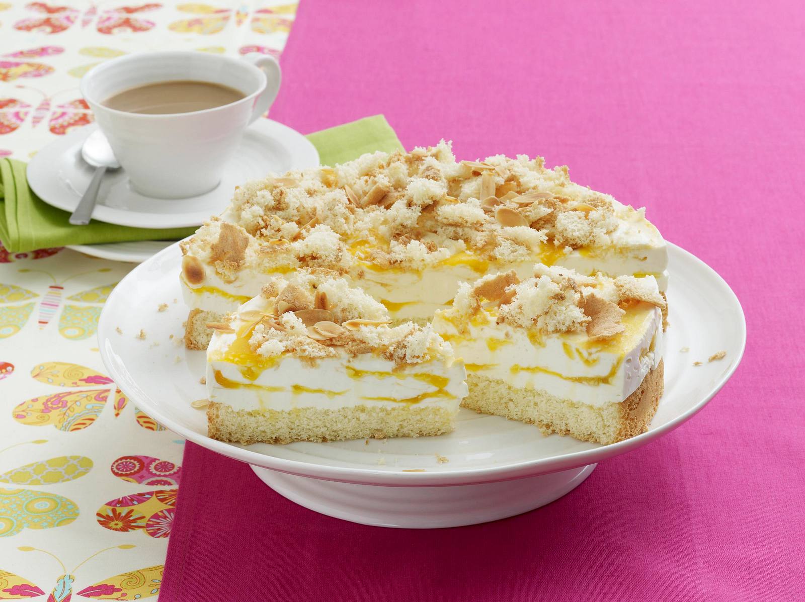Mandel-Torte mit Aprikosen-Mascarpone-Creme Rezept | LECKER