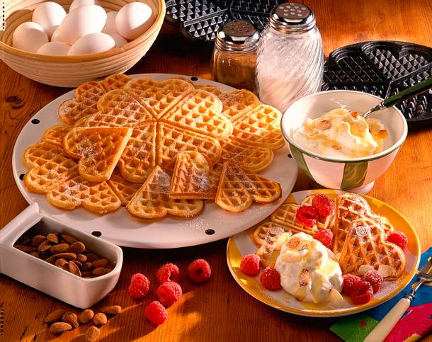 Mandel-Waffeln mit Eierlikörsahne Rezept Mandel-Waffeln mit Eierlikörsahne Rezept