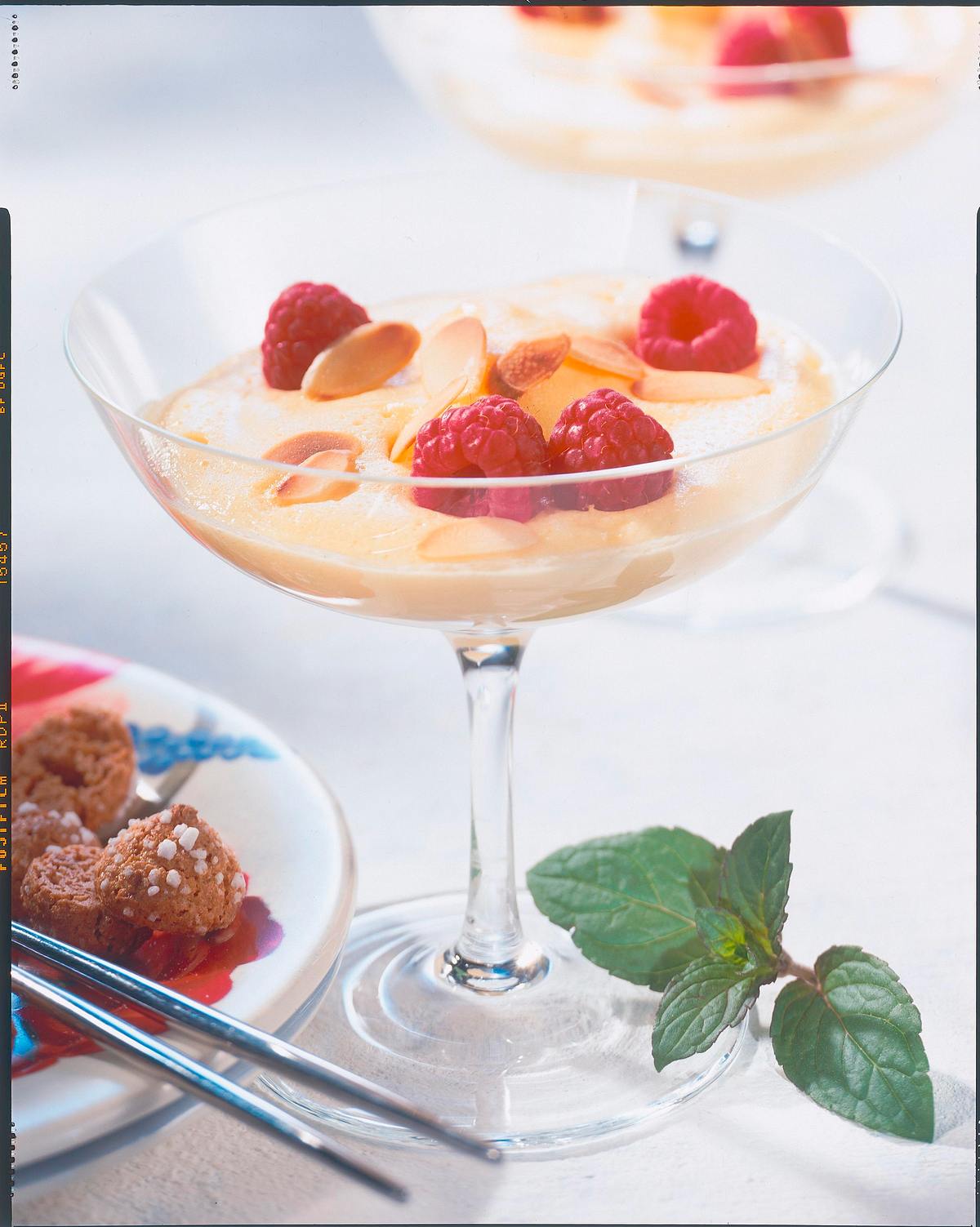 Mandel-Zabaione mit Himbeeren Rezept