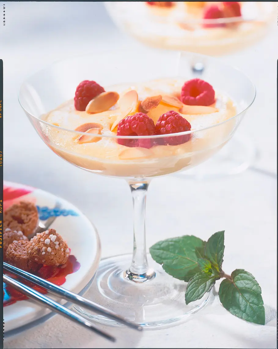 Mandel-Zabaione mit Himbeeren Rezept