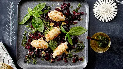 Mandel-Ziegenkäsenocken mit Roter Bete und Basilikumpesto Rezept - Foto: LECKER @ Bauer Media Group