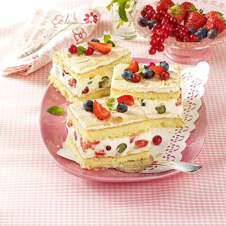 Mandelbaiser-Schnitten mit Sommerbeeren Rezept Mandelbaiser-Schnitten mit Sommerbeeren Rezept