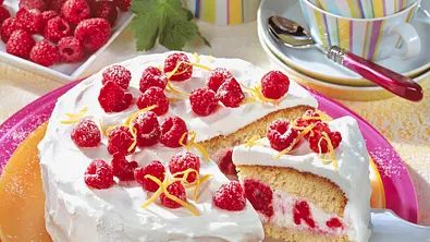 Mandelbiskuit mit Himbeersahne Rezept - Foto: LECKER @ Bauer Media Group