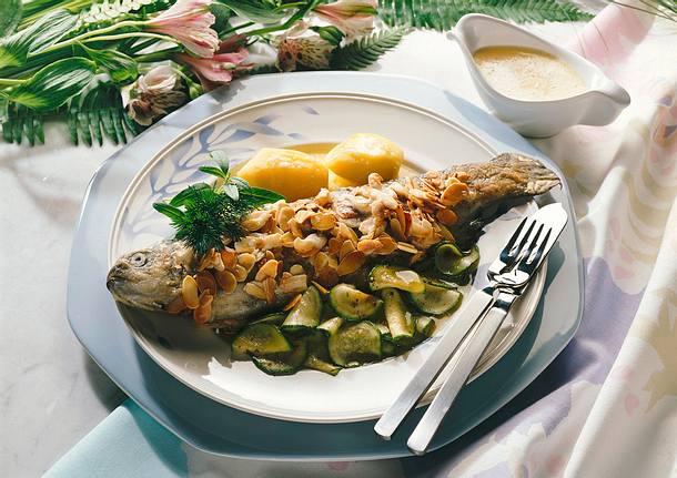 Mandelforelle mit Zucchinigemüse Rezept Mandelforelle mit Zucchinigemüse Rezept