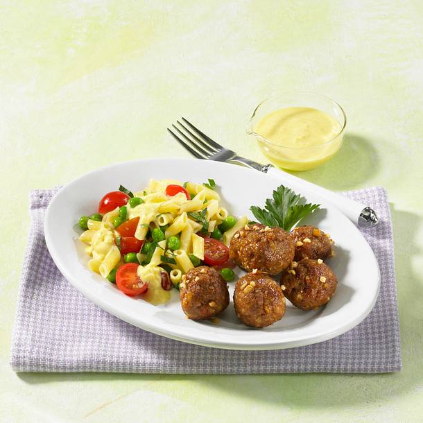 Mandelhackbällchen auf Currysalat Rezept Mandelhackbällchen auf Currysalat Rezept