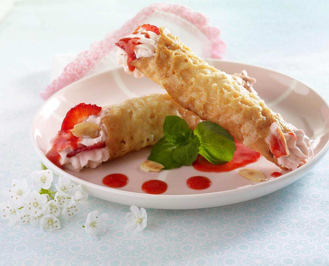 Mandelhippen mit Erdbeersahne Rezept | LECKER