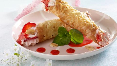 Mandelhippen mit Erdbeersahne Rezept - Foto: House of Food / Bauer Food Experts KG
