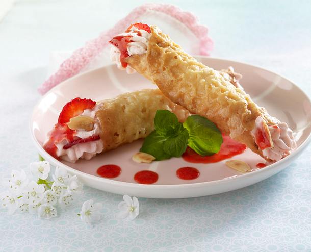 Mandelhippen mit Erdbeersahne Rezept Mandelhippen mit Erdbeersahne Rezept