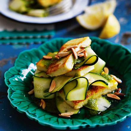 Mandeliger Zucchini-Salat mit Halloumi Rezept Mandeliger Zucchini-Salat mit Halloumi Rezept