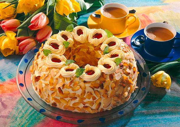 Mandelkranz mit Zitronenbuttercreme Rezept Mandelkranz mit Zitronenbuttercreme Rezept