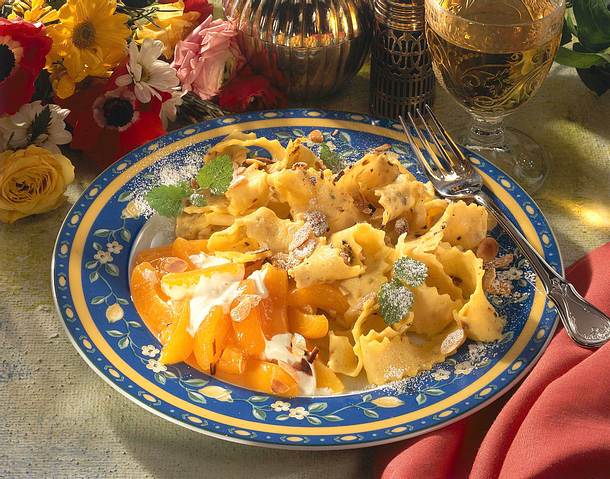 Mandelnudeln mit Aprikosen-Kompott Rezept