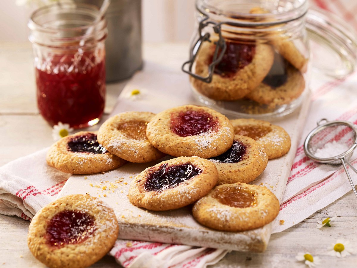 Mandelplätzchen mit dreierlei Konfitürenfüllung Rezept