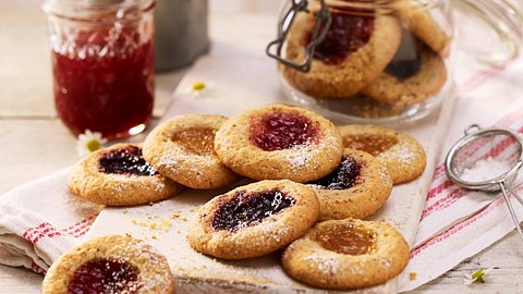 Mandelplätzchen mit dreierlei Konfitürenfüllung Rezept - Foto: House of Food / Bauer Food Experts KG