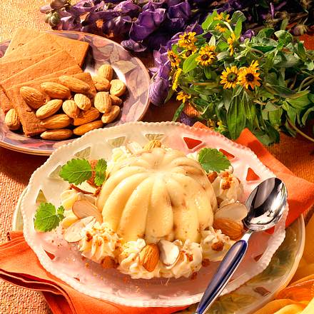 Mandelpudding im Sahne-Kranz Rezept Mandelpudding im Sahne-Kranz Rezept