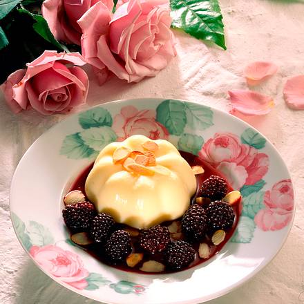 Mandelpudding mit Brombeersoße Rezept Mandelpudding mit Brombeersoße Rezept