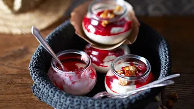 Mandelpudding mit Himbeersoße und Mandelkrokant Rezept - Foto: LECKER @ Bauer Media Group