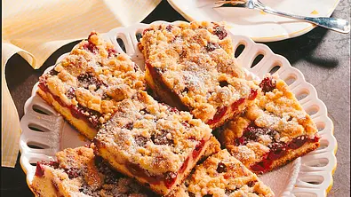 Mandelrührteig mit Kirschen Rezept - Foto: LECKER @ Bauer Media Group
