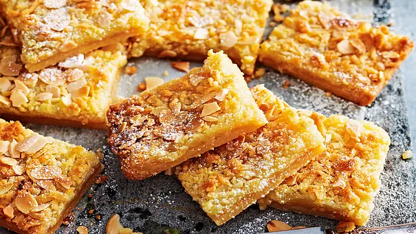 Mandelschnitten mit Orangen-Curd vom Blech in rechteckige Stücke geschnitten - Foto: LECKER @ Bauer Media Group Mandelschnitten mit Orangen-Curd vom Blech in rechteckige Stücke geschnitten - Foto: LECKER @ Bauer Media Group