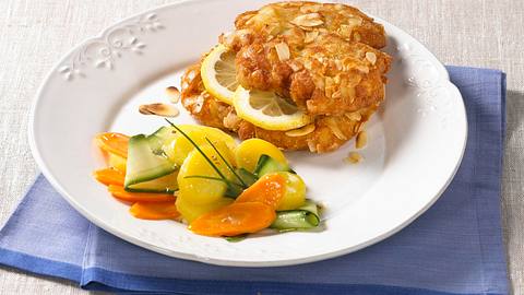 Mandelschnitzel mit Kartoffelsalat Rezept - Foto: House of Food / Bauer Food Experts KG