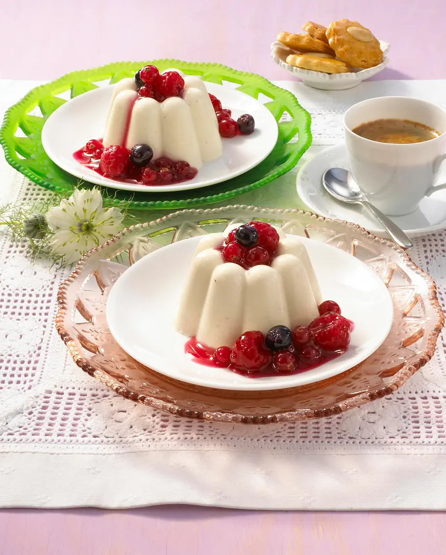 Mandelsulz mit Beerenkompott Rezept