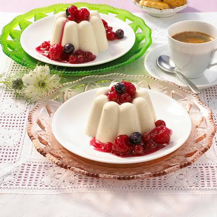 Mandelsulz mit Beerenkompott Rezept