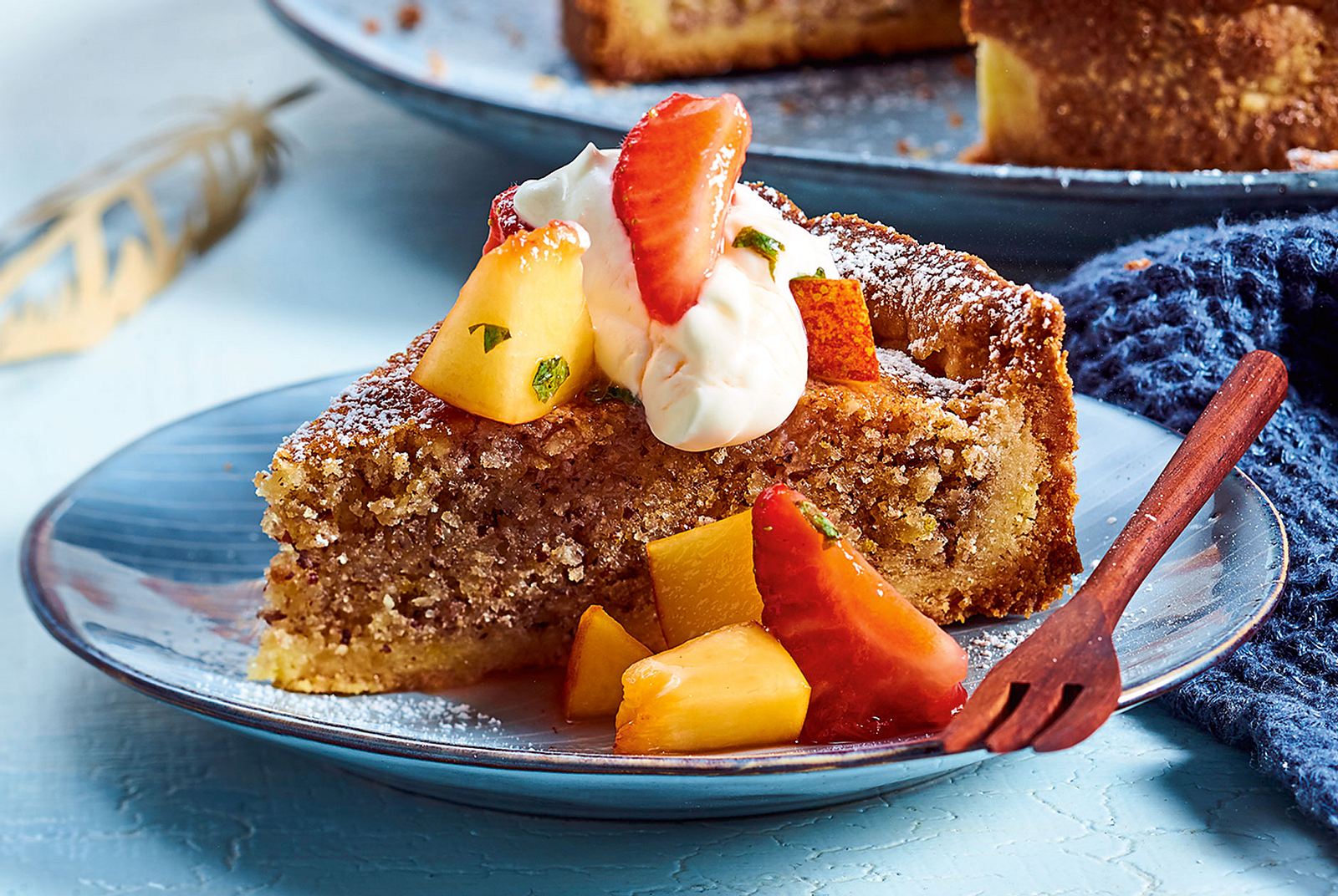 Mandeltorte mit Pfirsichsalat Rezept | LECKER