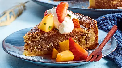 Mandeltorte mit Pfirsichsalat Rezept - Foto: LECKER @ Bauer Media Group