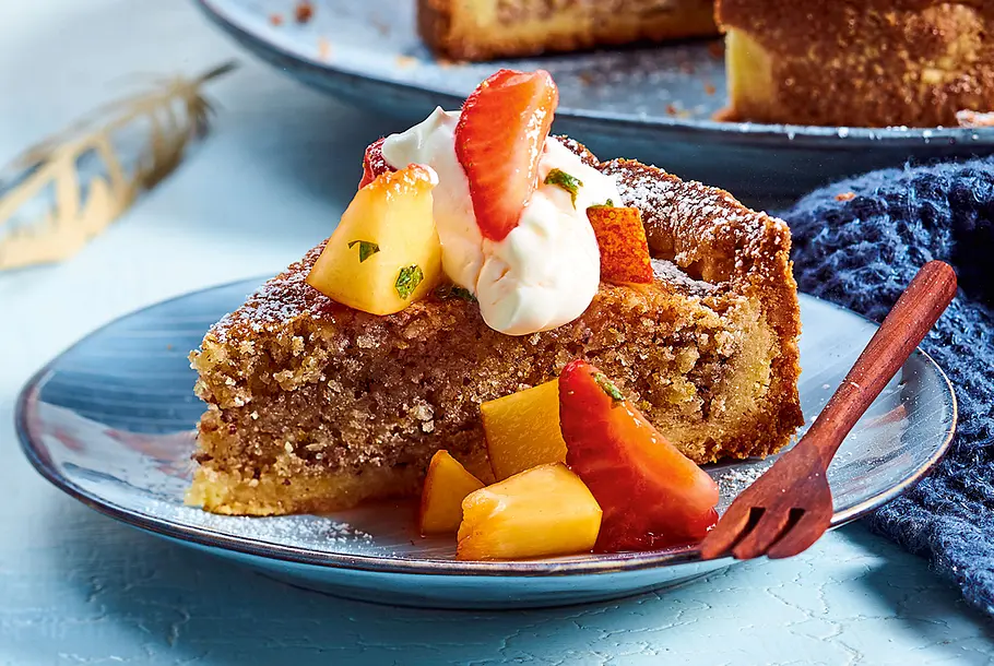 Mandeltorte mit Pfirsichsalat Rezept Mandeltorte mit Pfirsichsalat Rezept