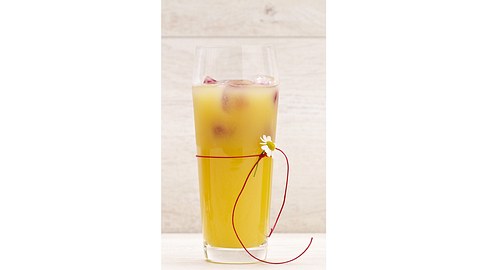 Mango-Apfel-Molke-Drink mit Himbeer-Eiswürfel Rezept - Foto: House of Food / Bauer Food Experts KG