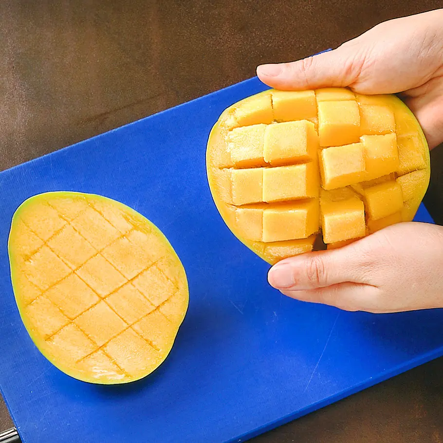 Mango mit Schale servieren